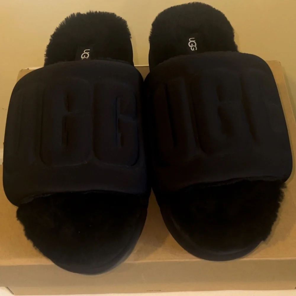 UGG Women's Graphic Maxi Slide
Black size 10 - Picture 4 of 5
